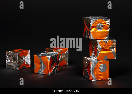 Saveur de poulet oxo cubes stock isolé sur fond noir Banque D'Images