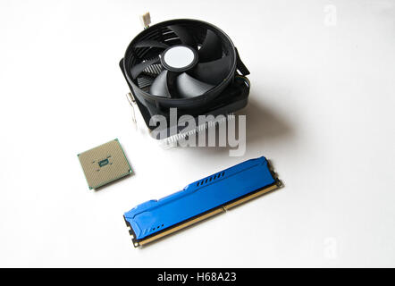 Les composants de l'ordinateur sur un fond blanc. CPU, RAM DDR, refroidisseur Banque D'Images