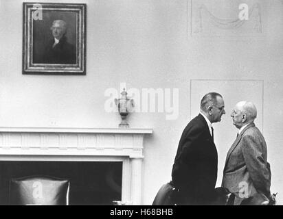 Le Président Lyndon Johnson avec le sénateur Richard Russell à la Maison Blanche, le 7 décembre 1963, Washington, DC. Photographie de la Maison Blanche par Yoichi Okamoto cette impression d'archives est disponible dans les tailles suivantes : 8' x 10' $15.95 w/ LIVRAISON GRATUITE 11' x 14' $23.95 w/ LIVRAISON GRATUITE 16' x 20' $59.95 w/ LIVRAISON GRATUITE 20' x 24' $99.95 w/ LIVRAISON GRATUITE * Le site de l'Américain le filigrane n'apparaît pas sur votre impression. Banque D'Images