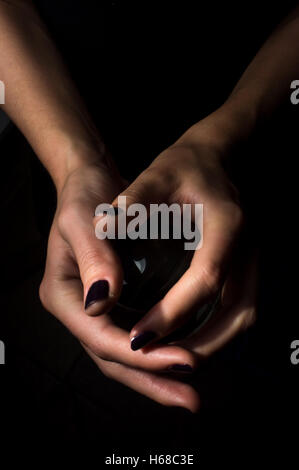 Les mains tiennent boule de cristal pour dire de fortune background Banque D'Images