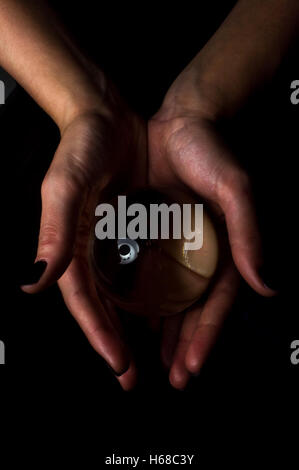 Les mains tiennent boule de cristal pour dire de fortune background Banque D'Images