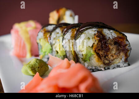 Papier de riz rose et papillon rouleaux de sushi tempura spider Banque D'Images
