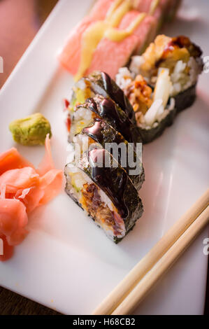 Papier de riz rose et papillon rouleaux de sushi tempura spider Banque D'Images