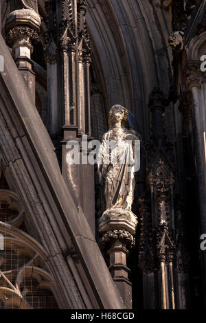 L'Europe, l'Allemagne, Cologne, gravement endommagé par des facteurs environnementaux sur la statue façade ouest de la cathédrale. Banque D'Images