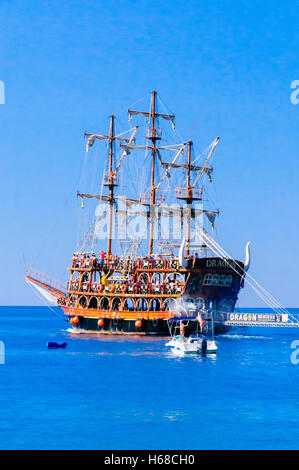 'Dragon' conçu pour ressembler à un bateau de pirate commence une tournée pour les touristes autour de la baie de Fethiye. Banque D'Images