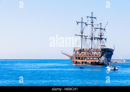 'Dragon' conçu pour ressembler à un bateau de pirate commence une tournée pour les touristes autour de la baie de Fethiye. Banque D'Images