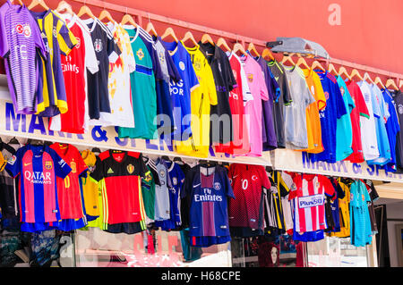 Boutique de produits de football contrefaits tops à Ölüdeniz, Turquie Banque D'Images