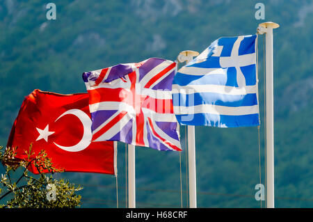 Bain turc, en UK et des drapeaux grecs battant ensemble Banque D'Images