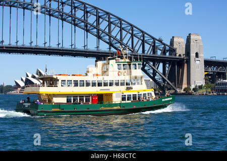 Trois icônes de Sydney - Sydney traversier voyageant par le Harbour Bridge et l'opera house, Sydney, Australie Banque D'Images