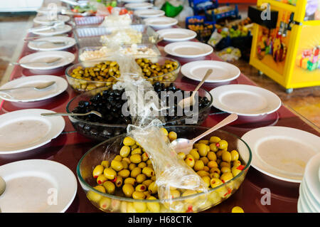 Bols d'olives dans un café en bordure de petit-déjeuner buffet en Turquie Banque D'Images