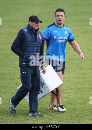 L'Angleterre l'entraîneur-chef Wayne Bennett et Sam Burgess pendant une session de formation au stade de Leeds du Sud. Banque D'Images