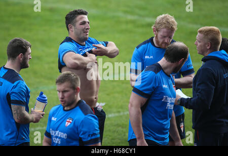 L'Angleterre Sam Burgess met sa chemise sur pendant une session de formation au stade de Leeds du Sud. Banque D'Images