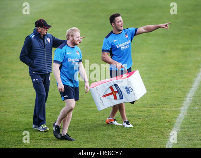 L'Angleterre l'entraîneur-chef Wayne Bennett, James Graham et Sam Burgess (à droite) lors d'une session de formation au stade de Leeds du Sud. Banque D'Images