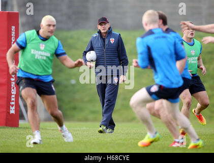 L'Angleterre l'entraîneur-chef Wayne Bennett lors d'une session de formation au stade de Leeds du Sud. Banque D'Images