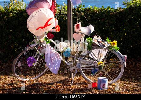 Allemagne, Cologne, ghost bike, blanc orné d'un cycliste rappelle à vélo, qui a eu un accident mortel ou grave à cet endroit.. Banque D'Images