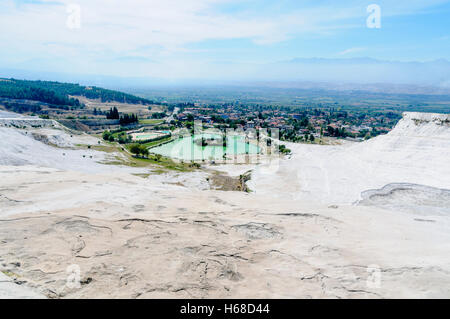 Les dépôts de calcium blanc à la sources thermales Pamakkule, Turquie Banque D'Images