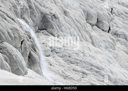 Chute d'eau qui s'écoule dans le livre blanc des dépôts de calcium dans les sources thermales à Pamakkule, Turquie Banque D'Images