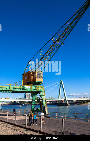 Allemagne, Cologne, vieille grue à l'Rheinau Harbour, dans l'arrière-plan le pont Severins. Banque D'Images