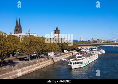 Allemagne, Cologne, la cathédrale et l'église Saint Martin, brut Rhin Banque D'Images