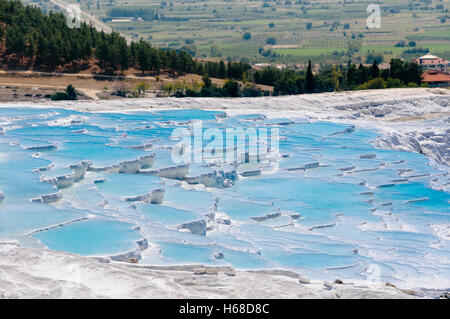 Travertins en terrasses à des sources thermales piscines avec de l'eau bleu vif à Pamakkule, Turquie Banque D'Images