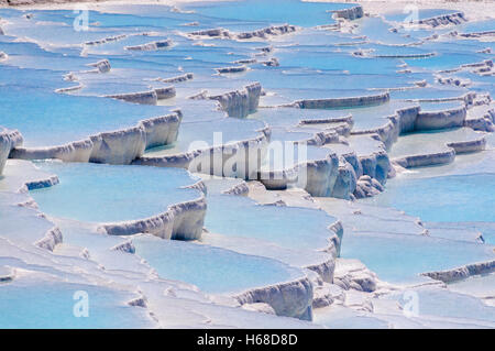 Travertins en terrasses à des sources thermales piscines avec de l'eau bleu vif à Pamakkule, Turquie Banque D'Images