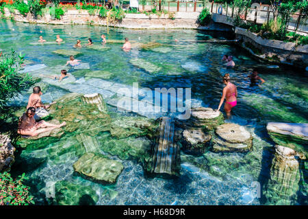 Les gens se baigner dans les piscines thermales à l'époque romaine, Cléopâtre, Pamakkule Hieropolis, Turquie Banque D'Images