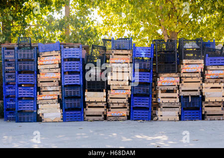 Des piles de caisses de fruits en bois et en plastique derrière un restaurant turc. Banque D'Images
