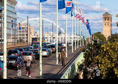 Allemagne, Cologne, un fort trafic sur le pont Deutzer. Banque D'Images