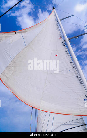 Toile Blanche voiles d'un navire à voile contre un ciel bleu avec quelques nuages. Banque D'Images