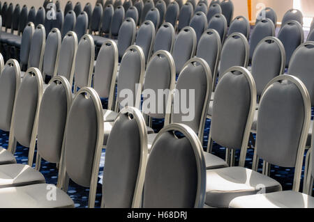 Chaises gris alignés pour une conférence dans une grande salle Banque D'Images