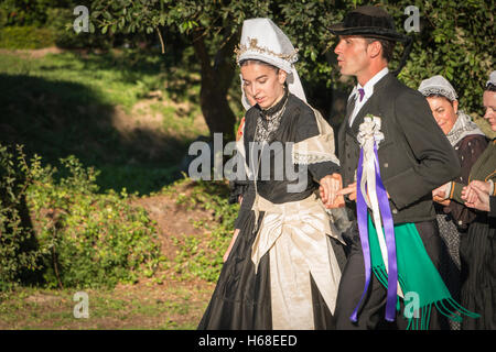 Brem sur Mer, France - Juillet 09, 2016 : couple marié d'un spectacle de la troupe de danse traditionnelle de Vendée France, celebratin Banque D'Images