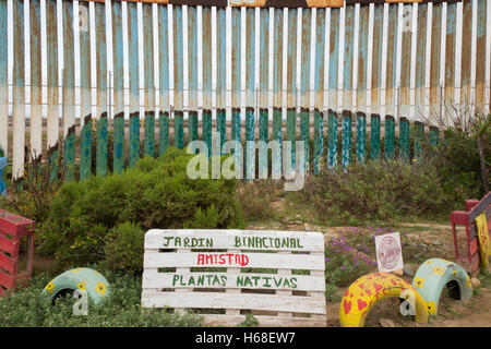 Tijuana, Mexique - Le Jardin de l'amitié binationale est maintenu par des bénévoles des deux côtés de la frontière États-Unis-Mexique. Banque D'Images