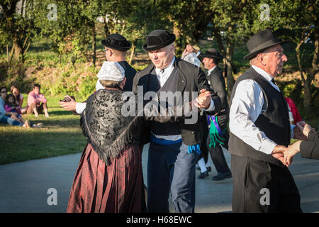 Brem sur Mer, France - Juillet 09, 2016 : les couples danser dans un spectacle de la troupe de danse traditionnelle de Vendée France, celebratin Banque D'Images