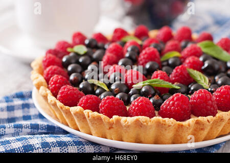 Tartelette aux fruits rouges et crème anglaise. Banque D'Images