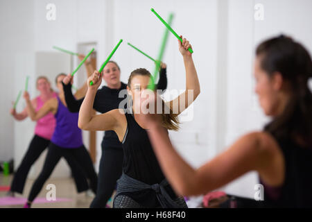 Les femmes participant à des cours de conditionnement physique, LIVRE heure tambours d'entraînement qui augmente la force de noyau, Surrey, UK Banque D'Images