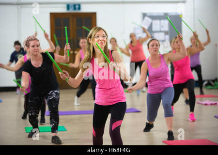 Les femmes participant à des cours de conditionnement physique, LIVRE heure tambours d'entraînement qui augmente la force de noyau, Surrey, UK Banque D'Images