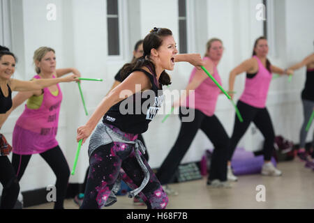Les femmes participant à des cours de conditionnement physique, LIVRE heure tambours d'entraînement qui augmente la force de noyau, Surrey, UK Banque D'Images
