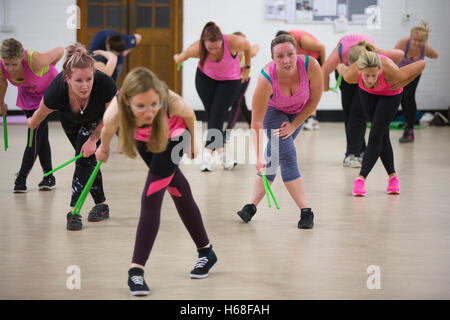 Les femmes participant à des cours de conditionnement physique, LIVRE heure tambours d'entraînement qui augmente la force de noyau, Surrey, UK Banque D'Images