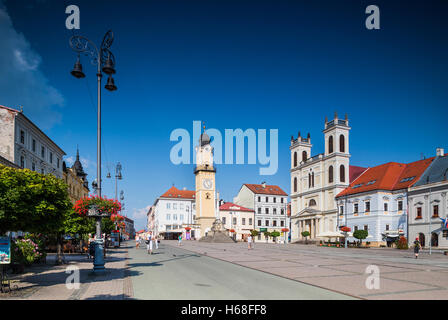 Banska Bystrica, Slovaquie - août 07, 2015 : Old Main Square avec les hôtels de ville, tour de l'horloge et de la cathédrale de Saint François Xavier en Ba Banque D'Images