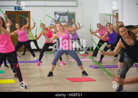 Les femmes participant à des cours de conditionnement physique, LIVRE heure tambours d'entraînement qui augmente la force de noyau, Surrey, UK Banque D'Images