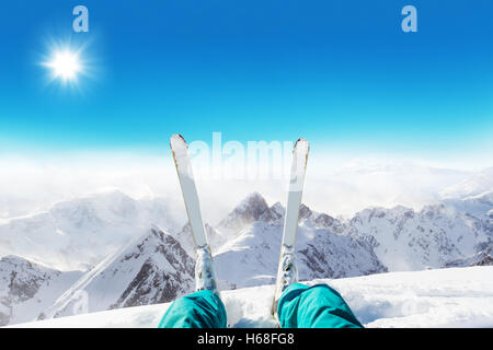 Détail de la skieuse alpine les jambes, regardant le panorama de la vallée. L'équipement d'hiver, vacances, copyspace pour le texte Banque D'Images