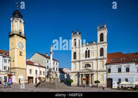 Banska Bystrica, Slovaquie - août 07, 2015 : Old Main Square, Tour de l'horloge et de la cathédrale de Saint François Xavier, à Banska Bystrica, S Banque D'Images