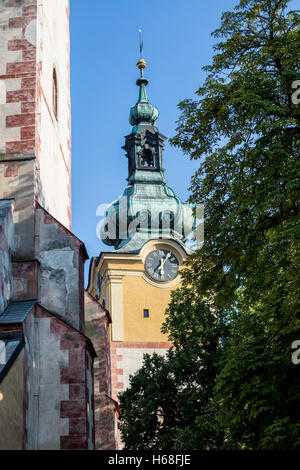 Banska Bystrica, Slovaquie - août 07, 2015 : vieux château avec tour de l'horloge sur les jours ensoleillés. Barbican. Détail Banque D'Images