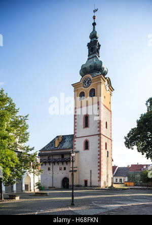 Banska Bystrica, Slovaquie - août 07, 2015 : vieux château avec tour de l'horloge sur les jours ensoleillés. Barbican. Banque D'Images