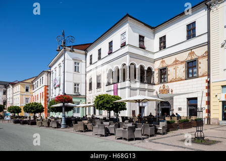 Banska Bystrica, Slovaquie - août 07, 2015 : place vieille avec de vieux tenement maisons dans Banska Bystrica, Slovaquie Banque D'Images