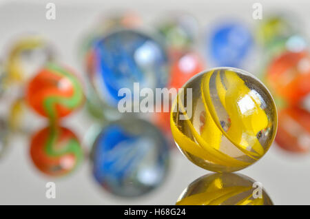 Close up d'un tas de billes sur la table en verre Banque D'Images