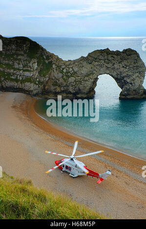 Hélicoptère de sauvetage de la Garde côtière près de Durdle Door, Dorset, Angleterre Banque D'Images