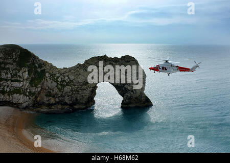 Hélicoptère de sauvetage de la Garde côtière près de Durdle Door, Dorset, Angleterre Banque D'Images