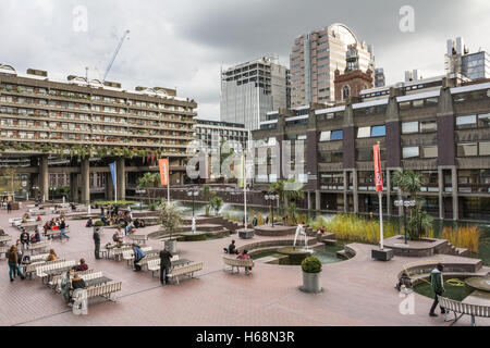 Complexe de logements Chamberlin Powell & bon's Barbican dans la City of London, Angleterre, Royaume-Uni Banque D'Images