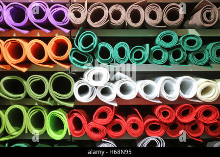 La tablette avec de nombreux rouleaux de feutre de couleur à vendre à l'échoppe de marché en grand tissu boutique Banque D'Images